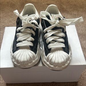 Maison Mihara 
MMY BLAKEY 
 Black and White